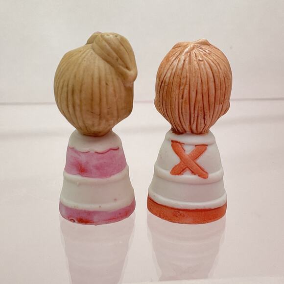 Vintage Valentines Day UCGC boy girl thimbles Porcelain sewing collectibles - Picture 3 of 7